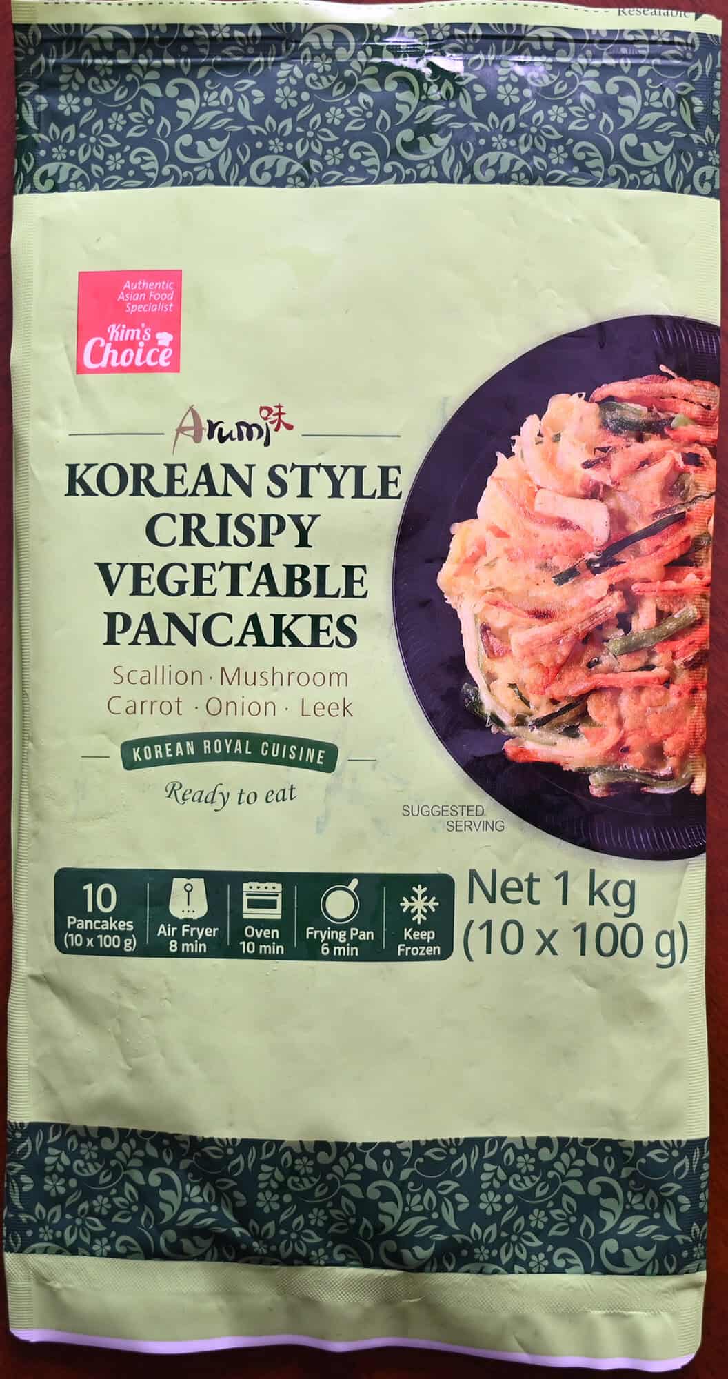 Closeup image of the front of the bag of pancakes showing the weight of the bag and that it contains 10 pancakes.
