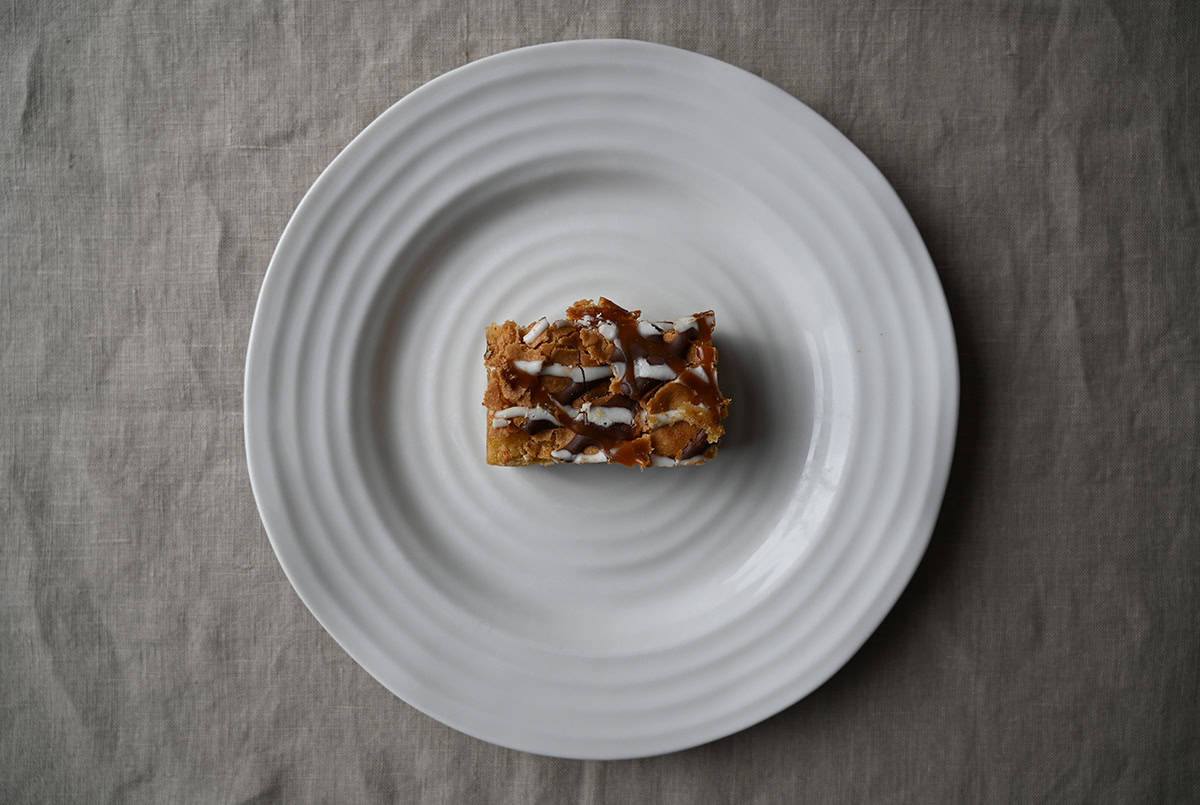 Image of the caramel macaroon served on a white plate.